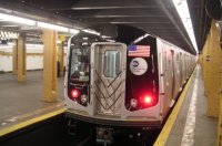 El metro de NY prueba luces ultravioleta para la desinfección del covid-19